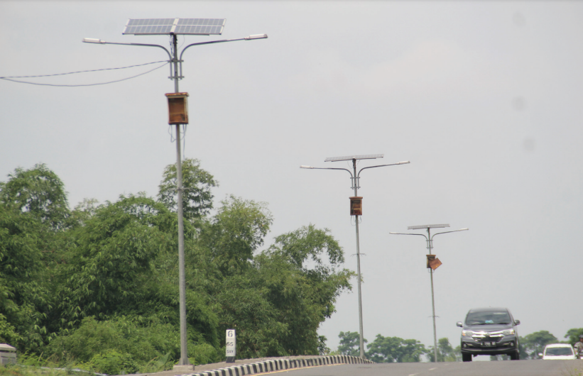 Kondisi PJU solarcell di Ringroad Mojoagung, Jombang yang rusak kini tak dipakai lagi meski tiangnya tetap dibiarkan berdiri.