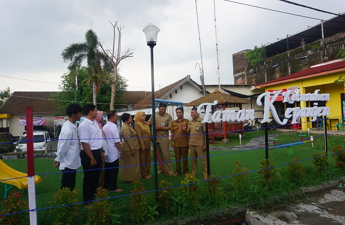 SUDAH BERFUNGSI: Lurah Kepanjen Suwoko bersama jajaran pegawai kelurahan meninjau taman bermain anak yang baru selesai dibangun.