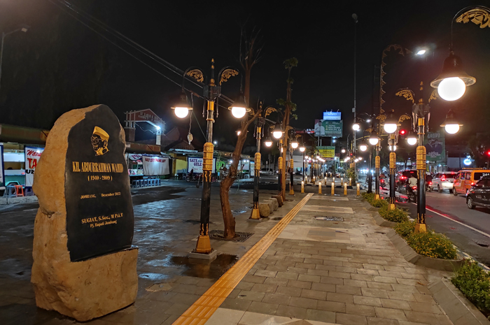 Kondisi trotoar Jl Gus Dur Jombang yang kini makin cantik setelah direhab Dinas Perkim