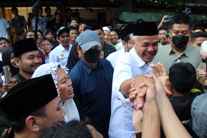 Ratusan Santri Ponpes Tebuireng Jombang berebut minta tanda tangan Capres Ganjar kemarin (12/1).