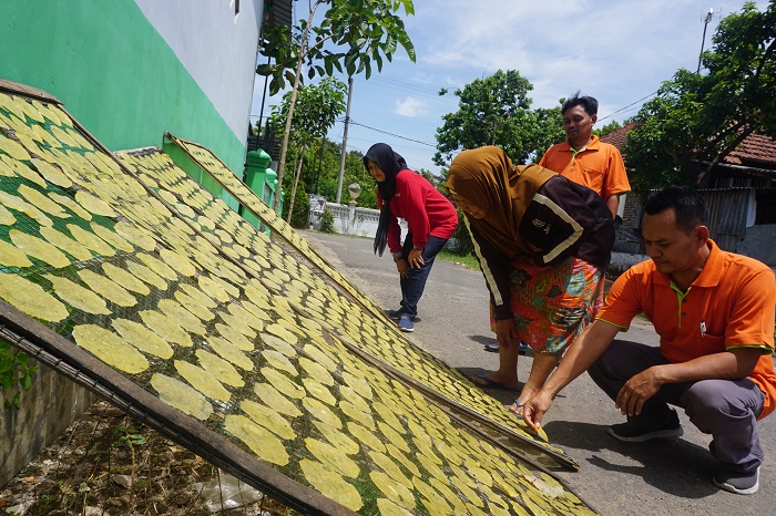 Kades Kayangan Tutik Handayani bersama perangkat desa tengah meninjau salah satu tempat produksi kerupuk samiler, Jumat (12/1).