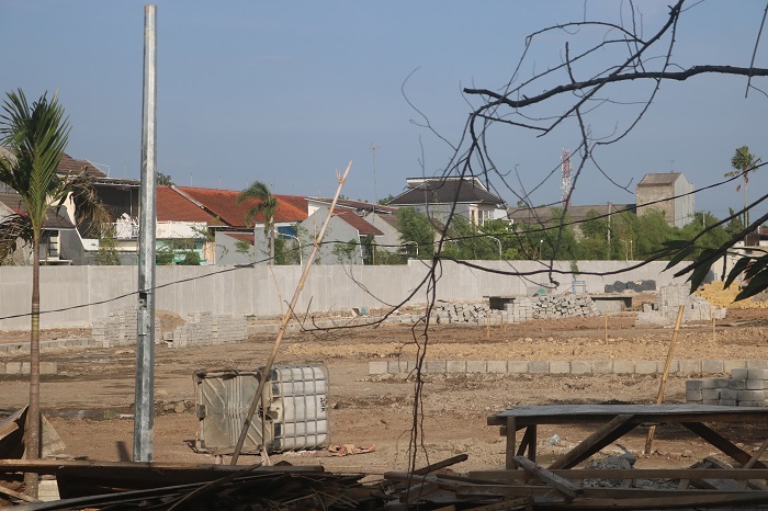 Kondisi proyek sentra PKL Ahmad Dahlan Jombang yang masih setengah jadi hingga Jumat (12/1)