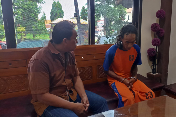 Moch. Badrus Soleh, 28, pengedar sabu saat diamankan polisi di Mapolres Jombang