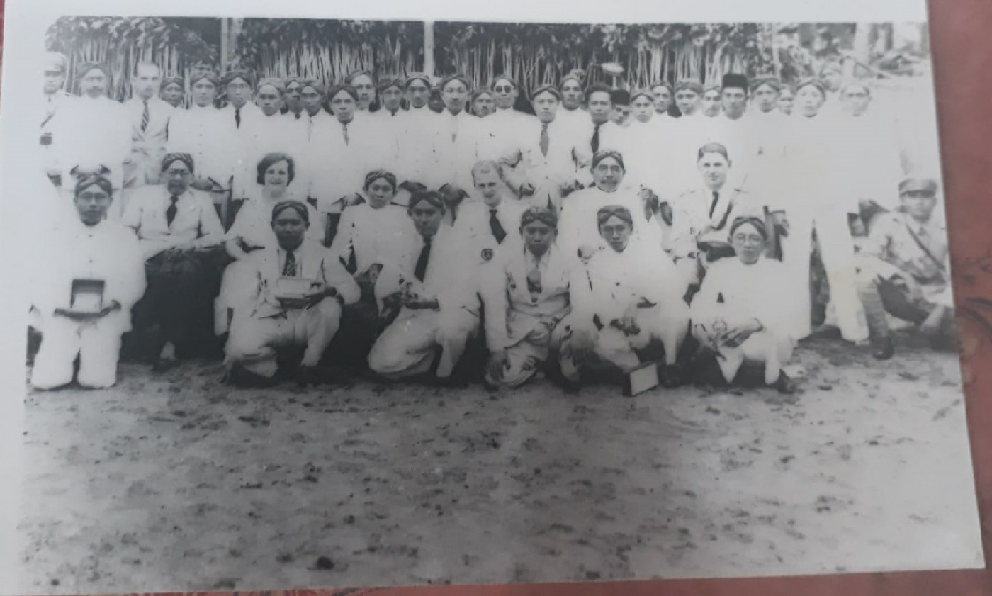 Detachement Veldpolitie te Djombang  alias Polisi di Jombang berfoto bersama pejabat di Jombang di era kolonial belanda tahun 1934