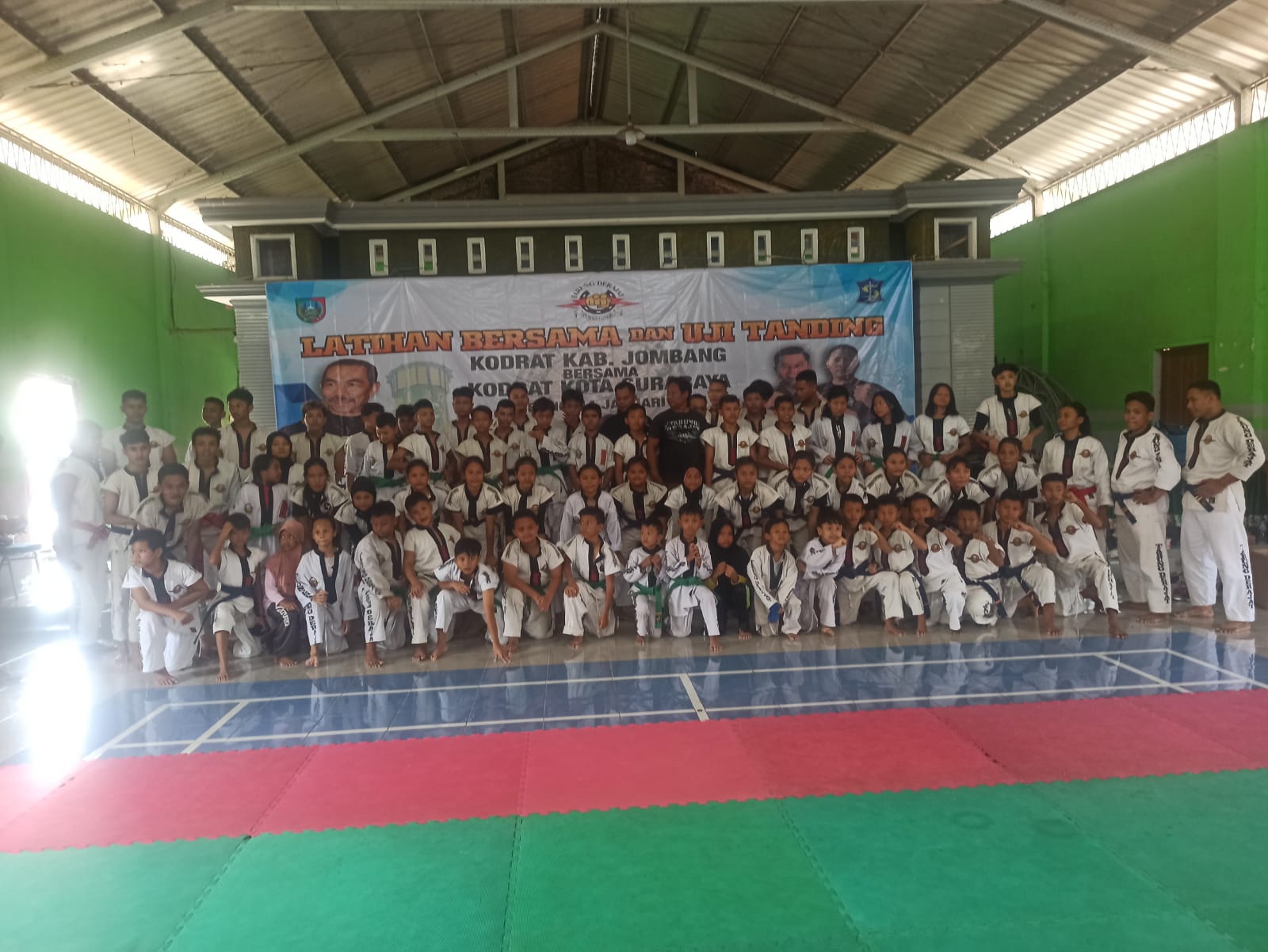 Peserta ujian dan latih tanding kodrat Surabaya, Jombang dan Mojokerto berfoto bersama usai kegiatan.