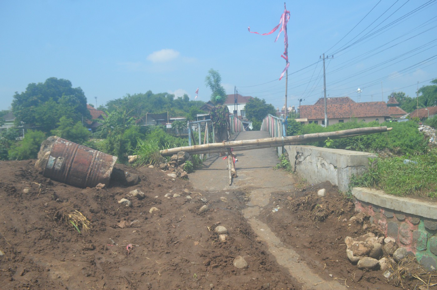 Tak Mau Ambil Risiko, Jembatan Tetap Ditutup  JOMBANG &ndash; Tak mau ambil risiko, dalam dua minggu terakhir, jembatan yang membentang di atas Kali Gunting Desa Karobelah, Kecamatan Mojoagung, ditutup. Ini