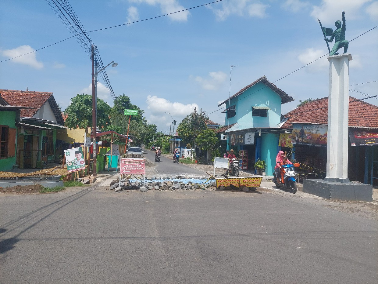 Jalan poros Tembelang-Megaluh di Desa Sudimoro, Kecamatan Megaluh, Jombang ini masih ditutup karena perbaikan duiker belum rampung