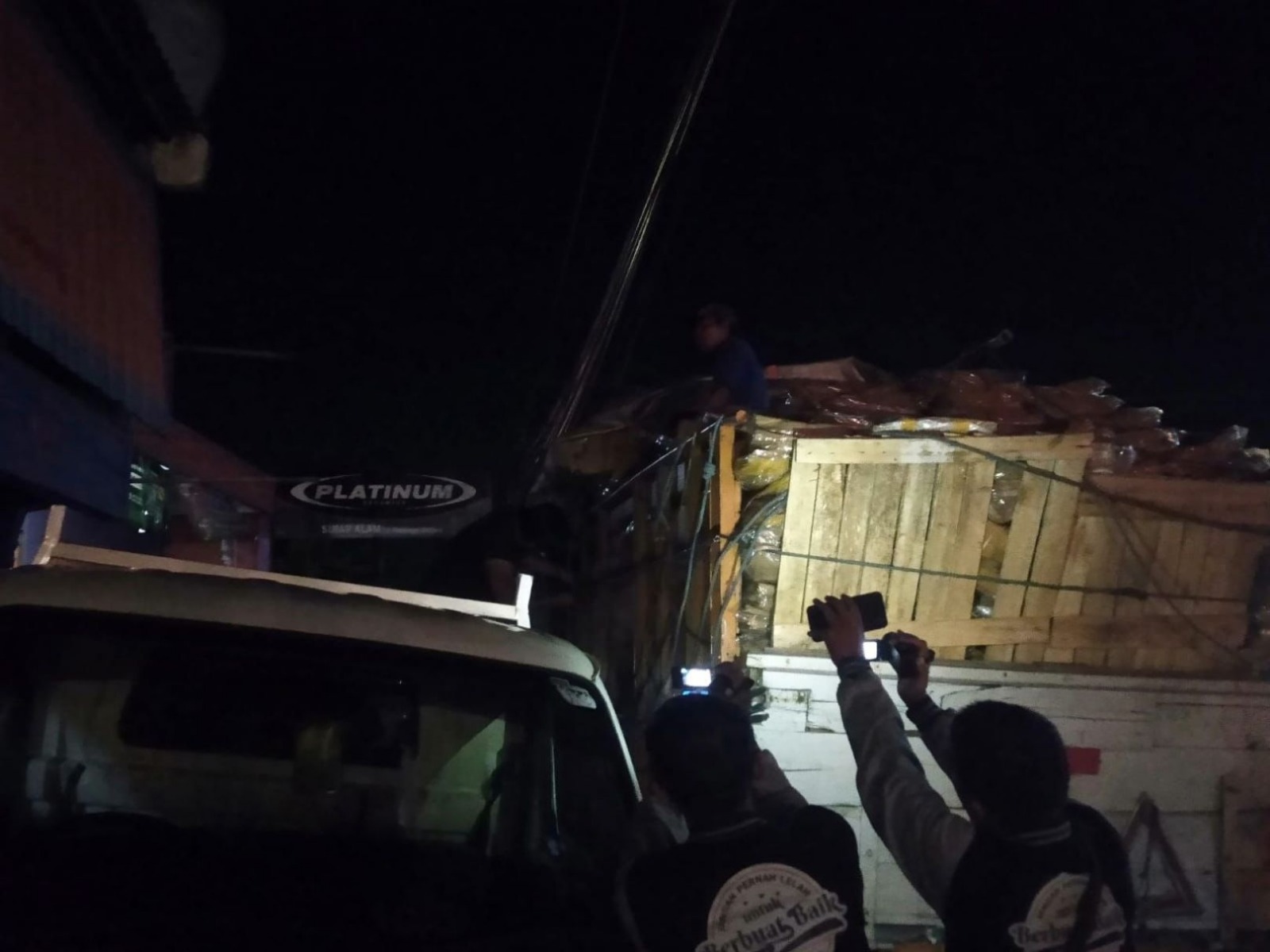 Proses pemindahaan logistik Pemilu yang ambrol dan jatuh ke jalur arteri Nasional di Peterongan, Jombang