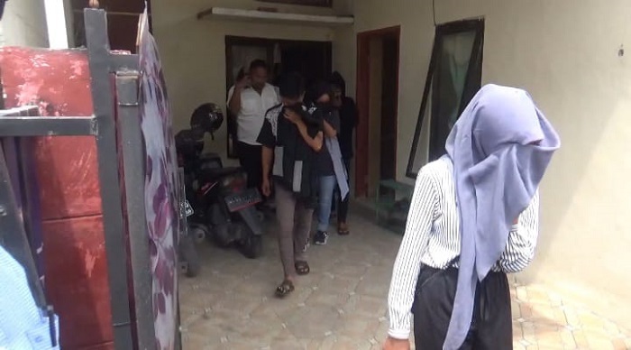 DIAMANKAN: Sejumlah pasangan kumpul kebo digerebek warga Desa Jogoloyo Kecamatan Sumobito, kemarin.