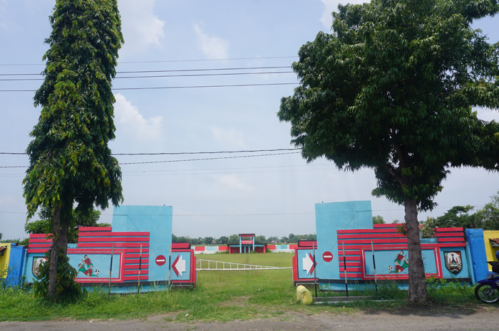 Lapangan Desa Sembung kerap digunakan warga sekitar untuk kegiatan berolahraga.