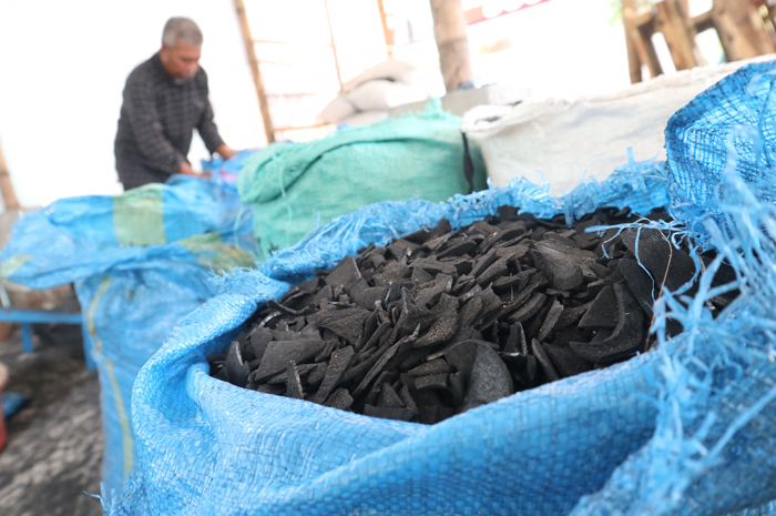 Briket arang hasil produksi Totok yang dibuat dari bahan batok kelapa
