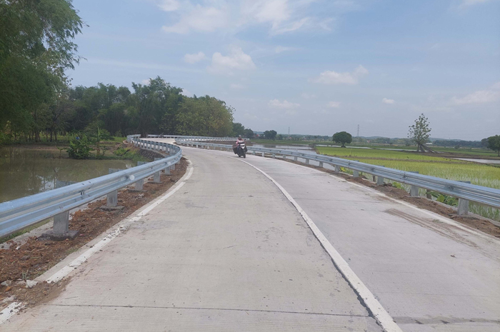 Kondisi jalan cor ruas Ploso-Sumbergondang di Desa Pagertanjung, Kecamatan Ploso yang telah rampung dikerjakan dan dilengkapi dengan guardrail