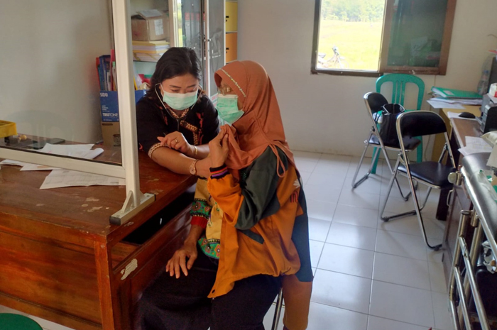 Salah satu pasien TBC tengah melkukan pemeriksaan TBC di Kecamatan Bareng, Jombang.