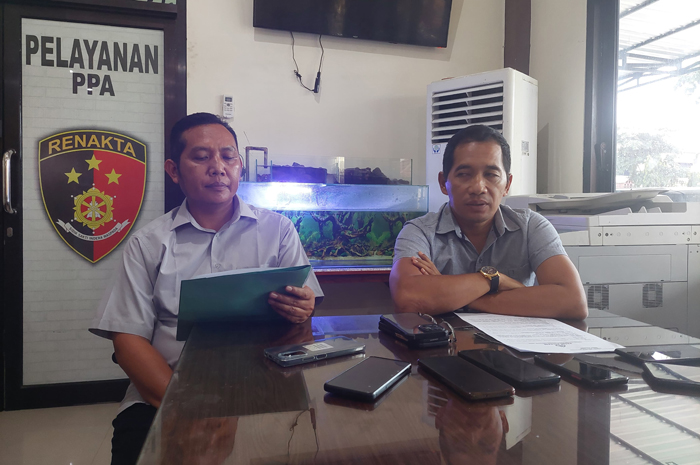 Kasatreskrim Polres Jombang AKP Sukaca (kanan) saat memberikan keterangan kepada awak media tentang penetapan dua tersangka kasus kos mesum  Selasa (16/1)
