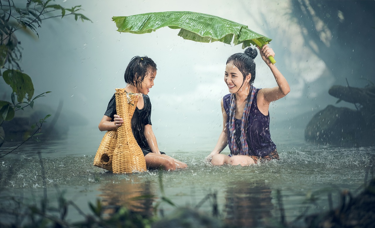 ilustrasi seorang anak dan wanita sedang mandi air hujan. Air hujan, ternyata memiliki manfaat untuk tubuh manusia