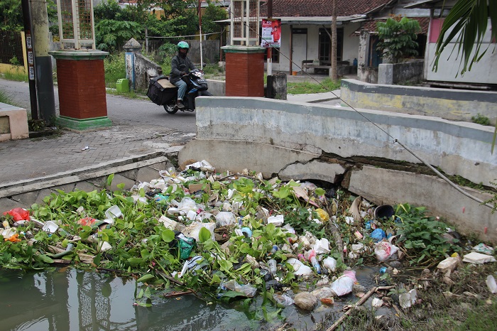 Kondisi sampah menumpuk di sekunder Jatimplerek di depan Balai Desa Jatigedong, Kecamatan Ploso, Jombang.