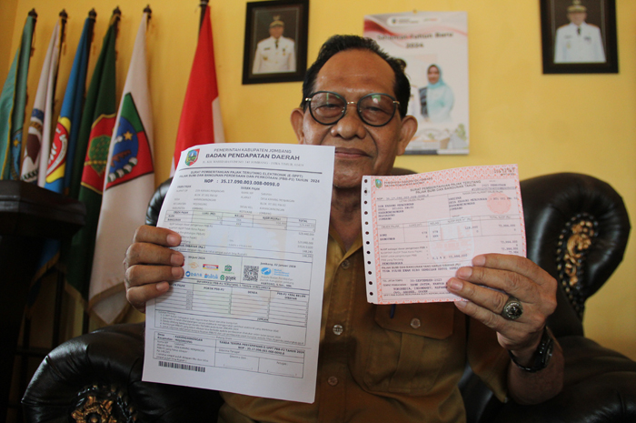 Kepala Desa Karangwinongan, Mojoagung, Jombang, Ikhnan menunjukkan bukti SPPT untuk PBB warganya yang naik tajam.