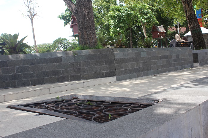 Kondisi manhole Alun-alun Jombang yang rusak dan tak bisa ditutup