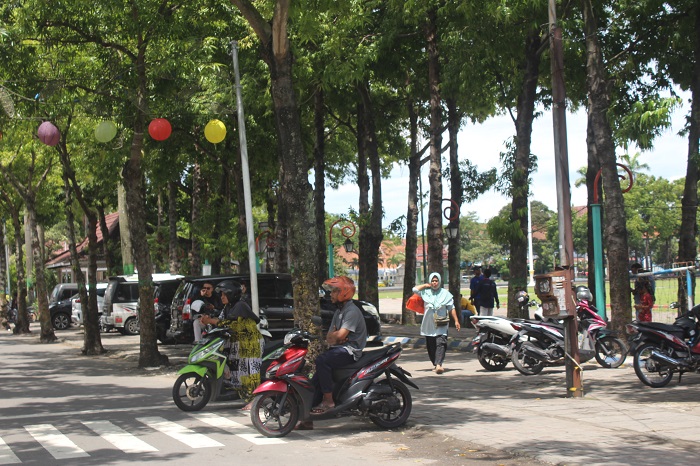 Parkir di Alun-alun Jombang ini sama sekali tak menyumbang PAD ke Pemkab Jombang karena belum dikelola.