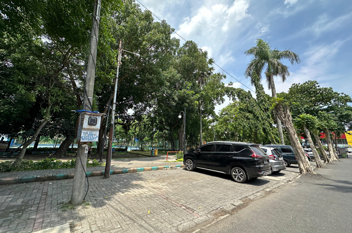 lahan parkir di Alun-alun Jombang ini tak masuk PAD karena tak dikelola Pemkab Jombang dan diserahkan ke warga. Potensi PAD yang didapatpun menguap.