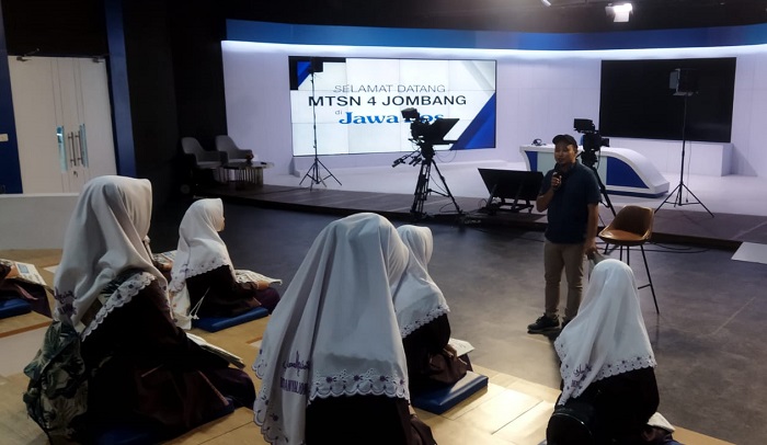 Suasana saat siswa MTsN 4 Jombang berkunjung dan disambut redaksi Jawa Pos di gedung Graha Pena Surabaya