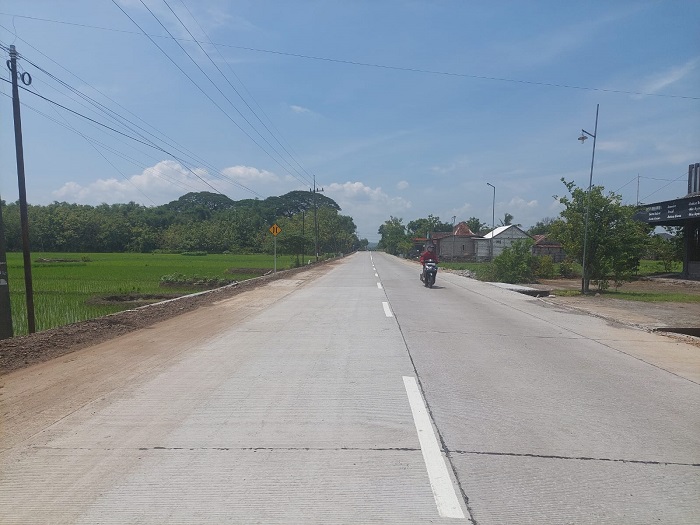 Ruas Kabuh-Tapen di Jombang yang baru saja selesai dicor dan dilebarkan bakal jadi penghubung ruas jalan baru menuju kawasan industri
