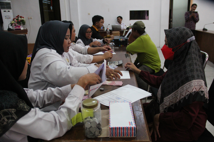 Petugas KPU Jombang melayani pembayaran ongkos sortir lipat surat suara Pemilu 2024 di kantor KPU Jombang, kemarin (18/1).