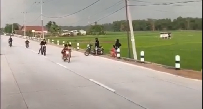 Tangkapan layar video aksi balap liar yang berlangsung di jalan cor baru ruas Kabuh-Tapen
