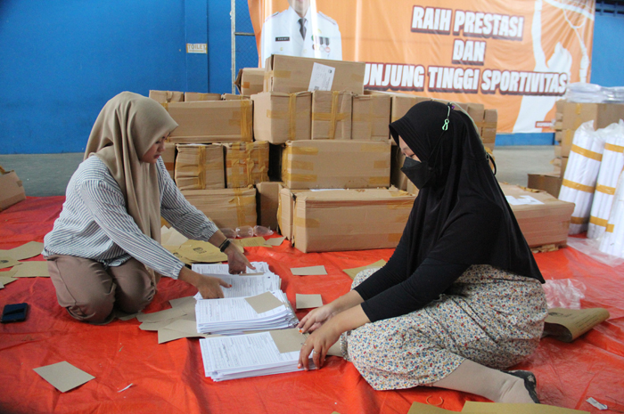Petugas saat melakukan setting jumlah kebutuhan logistik pemilu 2024 di Gedung Tennis Indoor, Jl Kusuma Bangsa, Desa Sengon, Jumat (19/1)