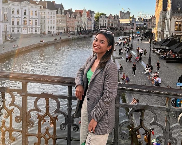 Nida, gadis Jombang saat menikmati liburan di Belanda di sela libur pekerjaannya.