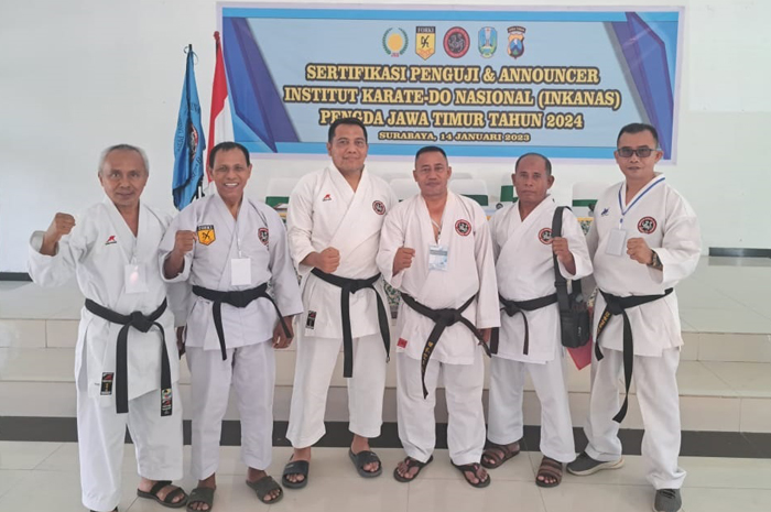 Pelatih karate Jombang saat mengikuti sertifikasi penguji di Surabaya, Minggu (14/1).