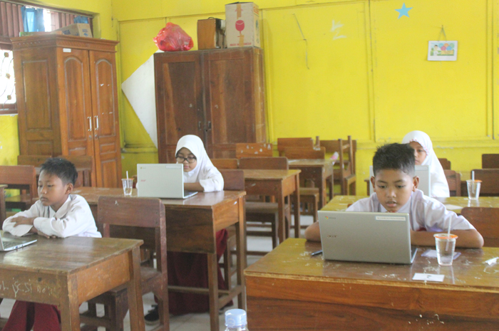 Siswa SDN Mayangan Kecamatan Jogoroto saat mengikuti pembelajaran menggunakan komputer (23/10).