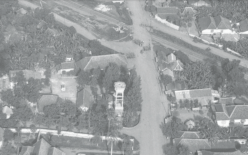 Foto udata watertoren Peterongan dari arah timur sekitar tahun 1948. Watertoren peterongan merupakan salah satu bukti jaringan air ledeng yang dibangun pemerintah kolonial dri Mojokerto ke Jombang