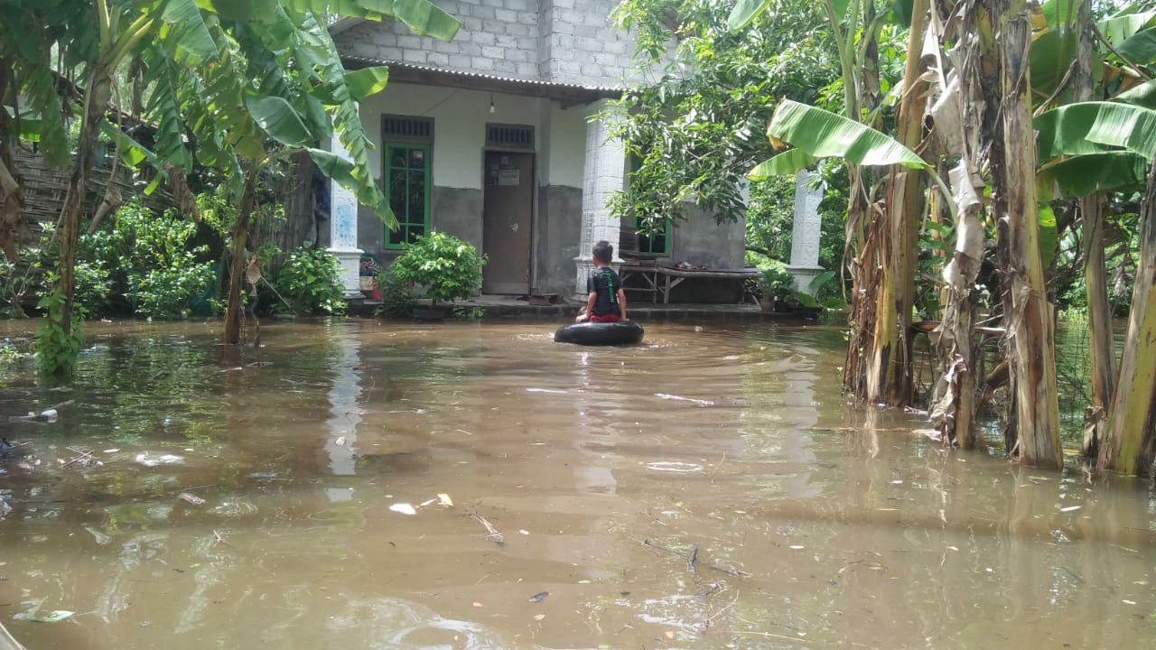 Permukiman warga Dusun Kedungmacan Desa Kedungbetik, Kesamben, Jombang yang terendam luapan Afvour Kedungbajul (20/1)