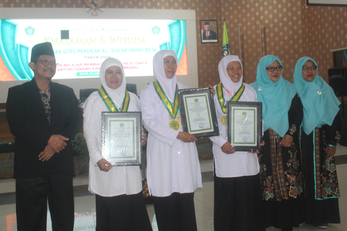 Ketua Attartil Pusat, H Imam Syafi&rsquo;i MM, tiga wisudawan teladan, Ketua Jombang, Fauziyah SPdI, dan Ketua Madiun, Hanik Musyarofah SPdI saat wisuda di ruang Bung Tomo, Minggu (21/1).