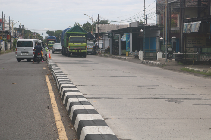 Cor jalan nasional di Desa Kepuhkembeng, Peterongan Jombang ini masih rusak berat. Rencananta cjalan cor itu akan dibongkar, diganti aspal.
