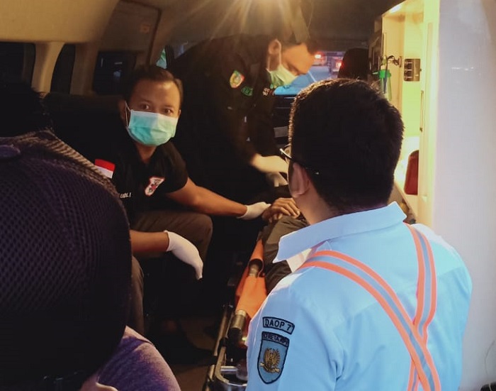 Proses evakuasi jasad korban dari Stasiun Jombang menuju RSUD Jombang