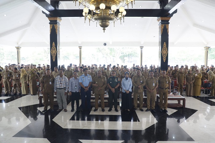 Pj Bupati Jombang, Sugiat, Forkopimda dan Kepala DPMD Jombang Solahudin Hadi Sucipto berfoto bersama seluruh peserta sosialisasi DD, ADD dan PDRD 2024