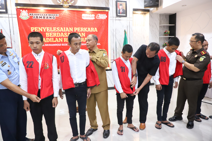7 tersangka pengeroyokan secara mendapat restorative justice dengan cara pelepasan rompi tahanan secara simbolis.