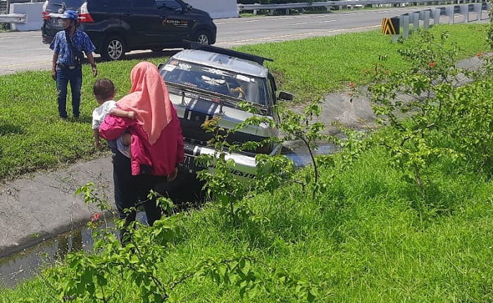 Kondisi mobil sedan yang mengalami kecelakaan tunggal di Tol Jombang Mojolerto Kamis (25/1) pagi.