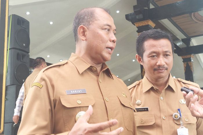 Pj Bupati Jombang Sugiat saat menyampaikan respons nya tentang kenaikan PBB yang dikeluhkan banyak warga.