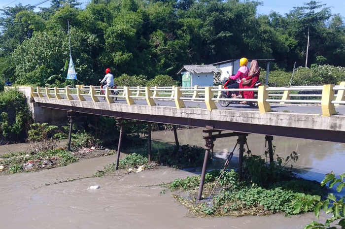 Pembersihan sampah yang menyangkut di jembatan SUngai Ngotok Ring Kanal desa Kedungotok, Kecamatan Tembelang