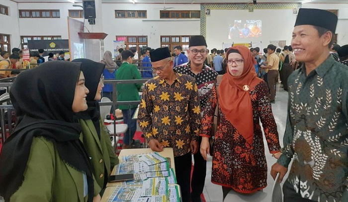 MENARIK: Kasi SMA dan PKLK Cabdin, Asijah, didampingi Kepala SMA Budi Utomo, Heboh Handono, meninjau stand kampus di aula SMA Budi Utomo Gadingmangu.