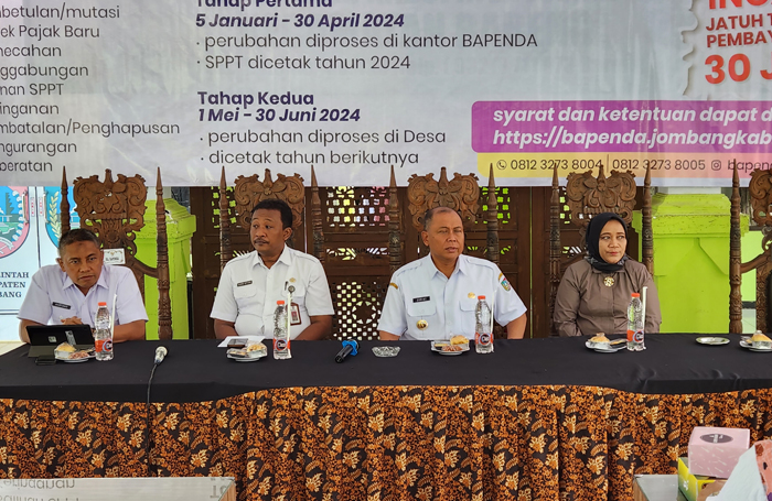 TELADAN: Pj Bupati Jombang, Sugiat (tiga dari kiri), bersama Kepala Bapenda Jombang Hartono saat (paling kiri) sosialisasi PBB-P2 di kantor Kecamatan Bareng, beberapa waktu lalu.