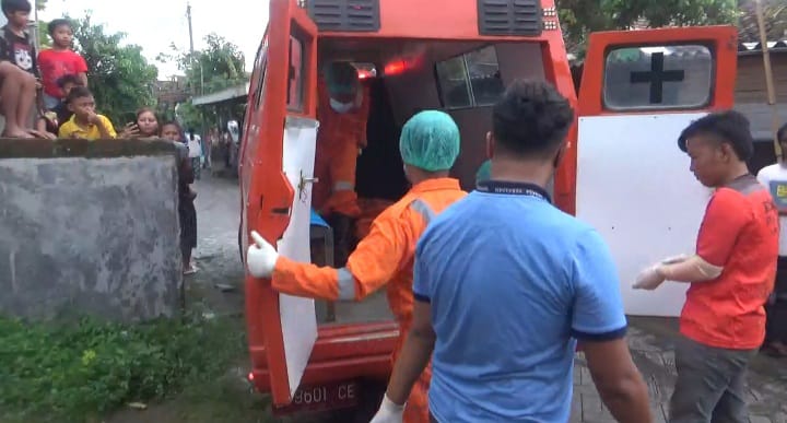 DIBAWA KE RS: Seorang lansia yang tewas asal Mojoagung dibawa ke rumah sakit untuk dilakukan visum.