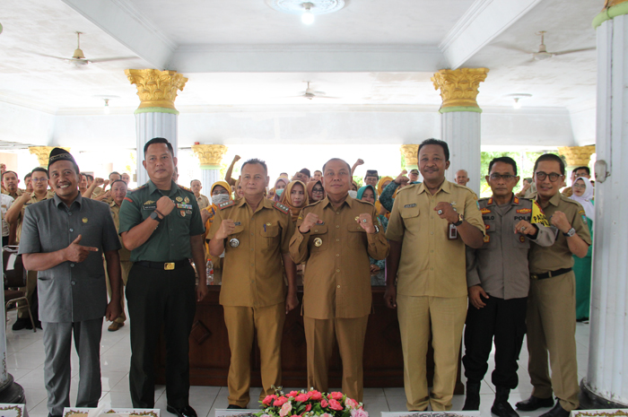 KOMPAK: Pj Bupati Jombang Sugiat (tengah) bersama jajaran pejabat di lingkup pemkab dan Forkopimda usai membuka musrenbang di Kecamatan Jombang, Senin (29/1).
