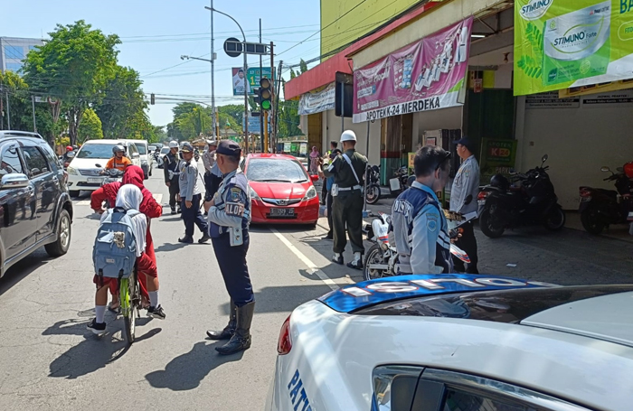 LAKUKAN PENERTIBAN: Petugas Dishub Jombang rutin melakukan penertiban di beberapa area yang dilarang sebagai lokasi parkir.