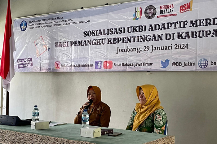 KOMPAK: Balai Bahasa Provinsi Jawa Timur bersama peserta UKBI Adaptif Merdeka di Universitas PGRI Jombang, Senin (29/1).