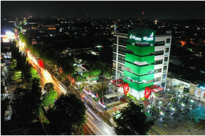 MEGAH: Bank Jombang Tower di Jalan Gus Dur.