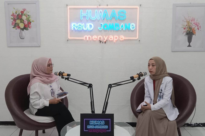 GAMBLANG: dr Dian Puspita Virdayanti SpOG MkedKlin saat berbincang di ruang podcast RSUD Jombang.